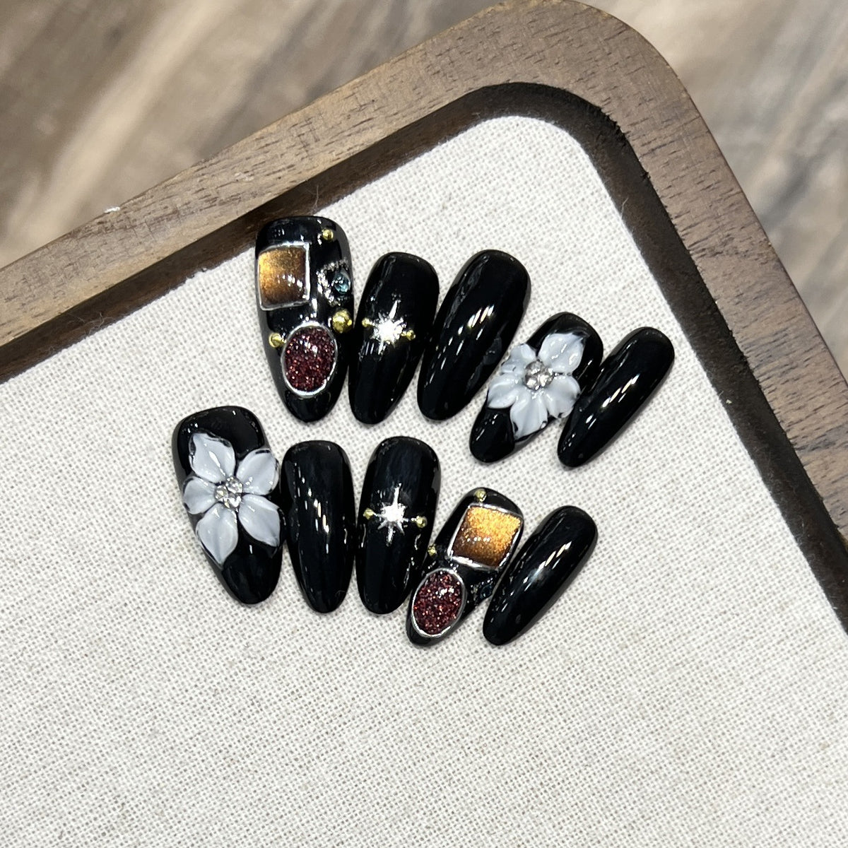 Dekoratives Press-On-Nagelkunstset mit floralen und Kristallakzenten Brehn