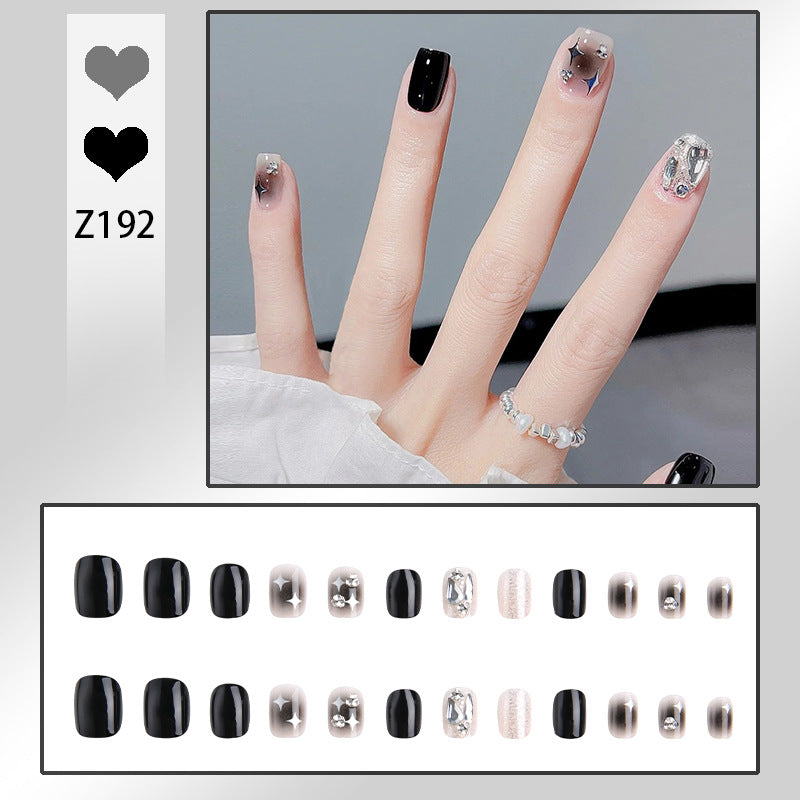 Kunstnagelset mit eleganten Glitzerverzierungen und schimmernden Akzenten Brehn