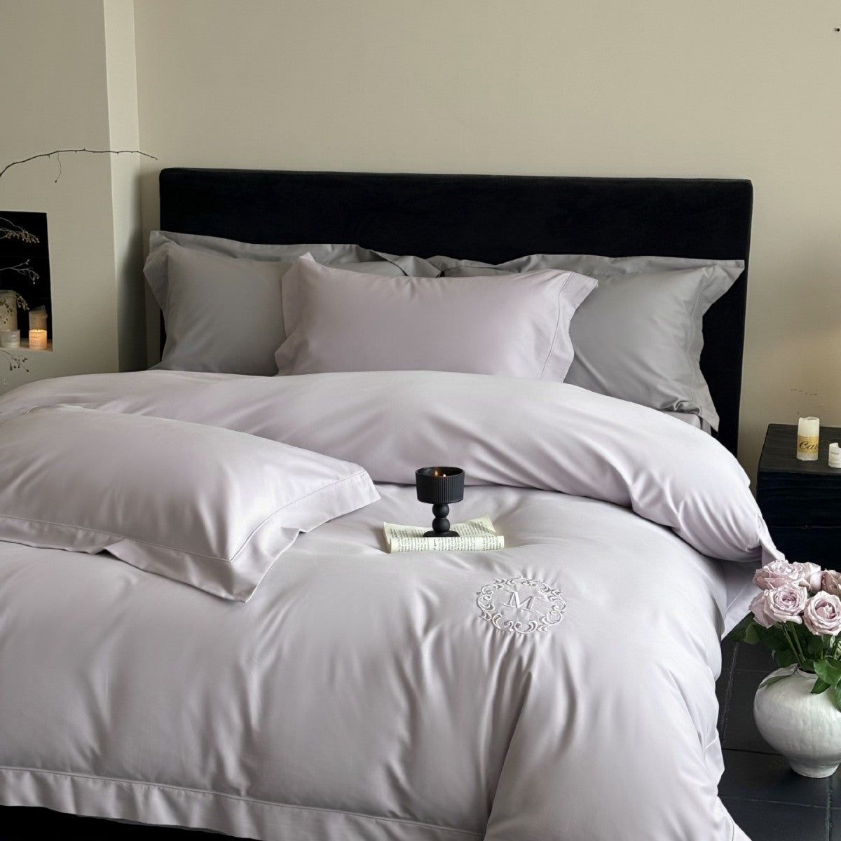 Luxuriöse Baumwollsatin-Bettgarnitur mit Monogramm-Stickerei und feiner Paspel
