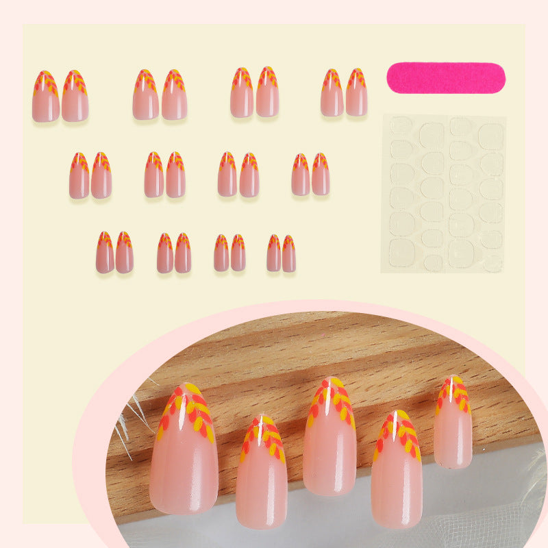 Floral Press-On Nail Set mit eleganten Designelementen Brehn