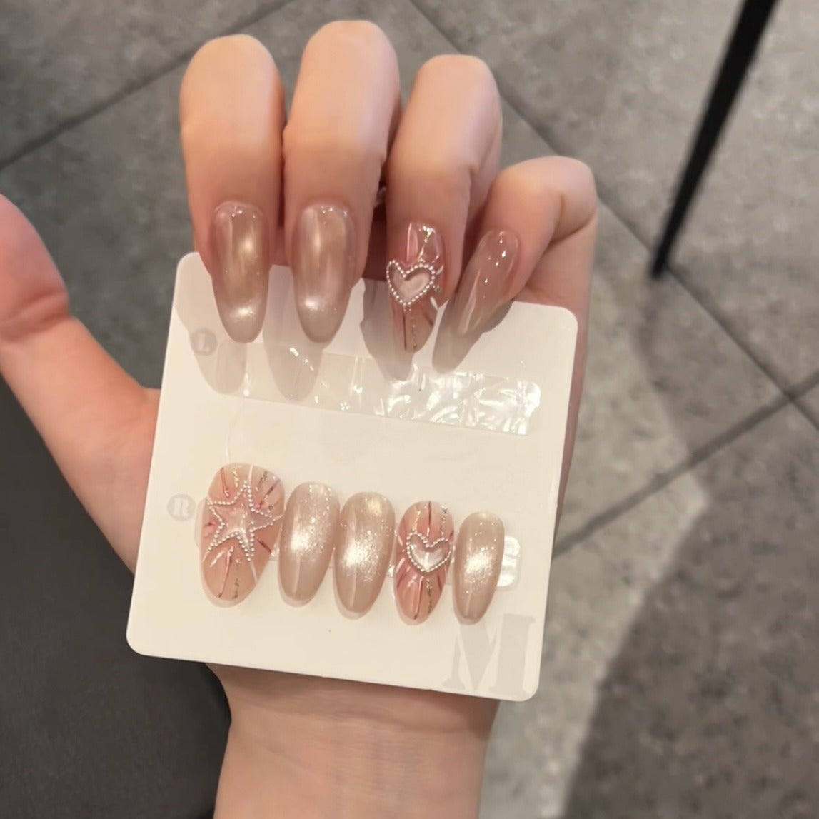 Modischer Press-On Nagelset mit glamourösen Stern- und Herzdesigns Brehn