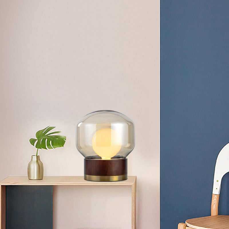 Moderne Glas Tischlampe mit Holzfuß und goldenen Akzenten