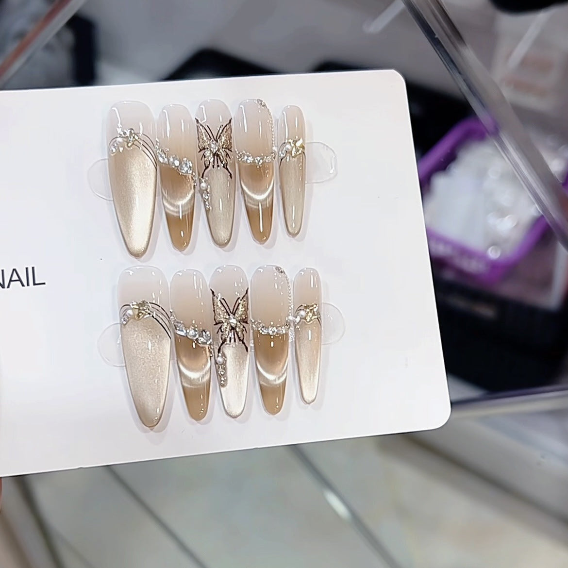 Künstlerisches Schmetterlings- und Perlenverziertes Press-On-Nagelset Brehn