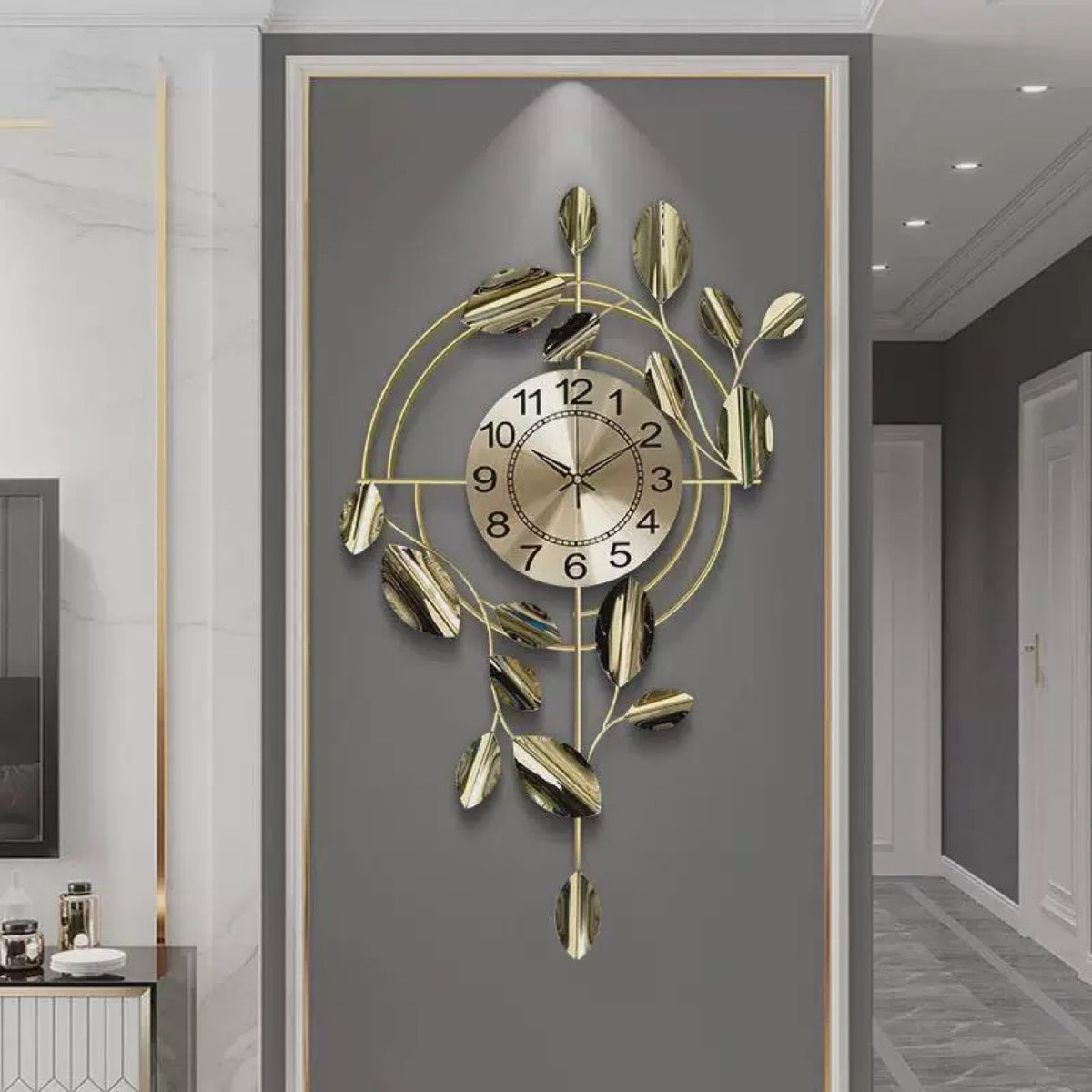 Dekorative Wanduhr mit Blattdesign Brehn