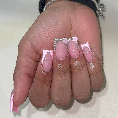 Kunstvolle Gel-Nägel mit eleganten floralem Design und Glitzerakzenten Brehn