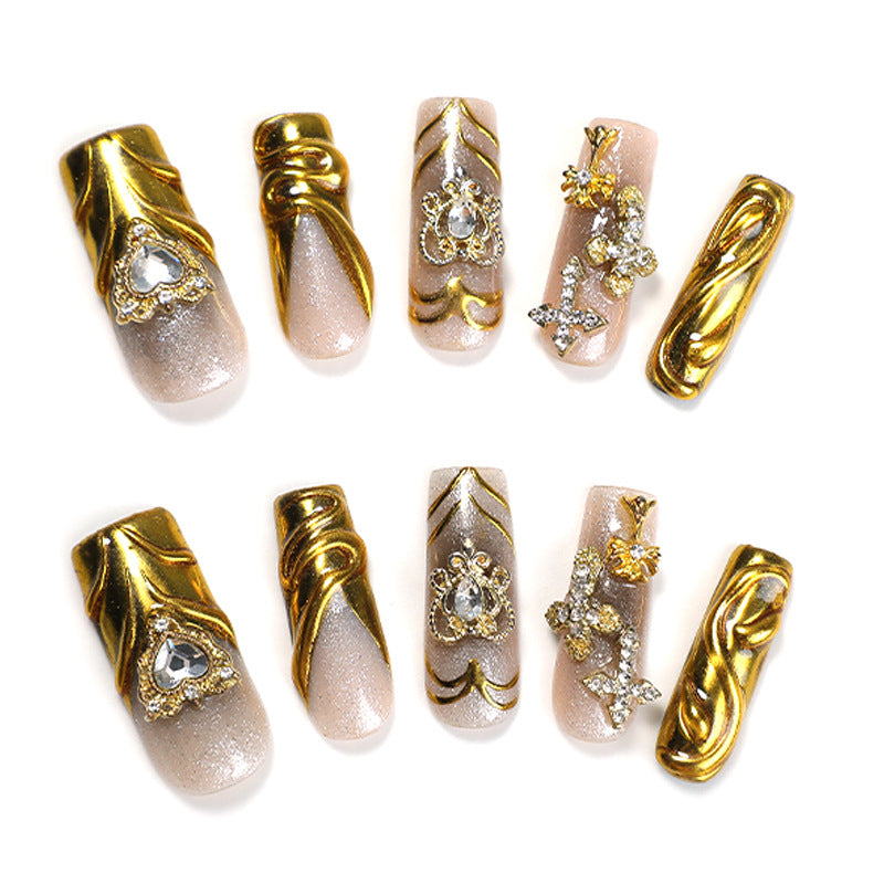 Kunstnagelset mit luxuriösen Goldverzierungen Brehn