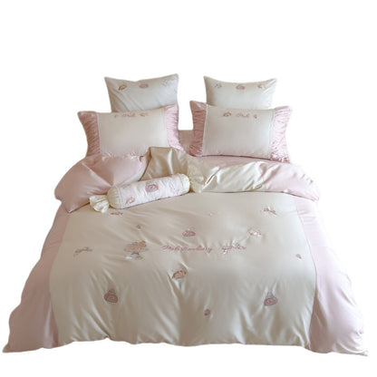 Pastell Erdbeer-Motiv Baumwoll-Satin Bettdeckenbezug Set mit Rüschenschonbezügen und dekorativem Bolster