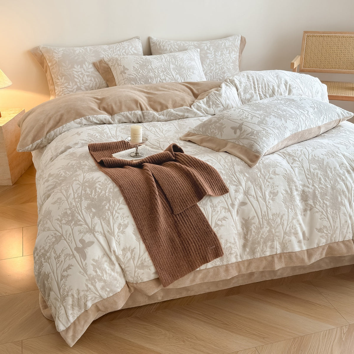 Wohliges Baumwollsatin-Bettwäscheset mit eingewebtem Wildblumenmuster und Samt-Bordüre