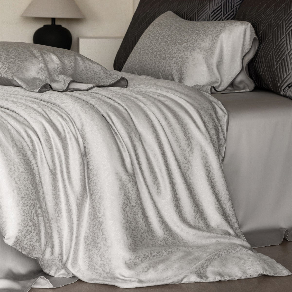 Luxuriöser Jacquard-Satin Bettwäsche Set mit gewelltem Piping