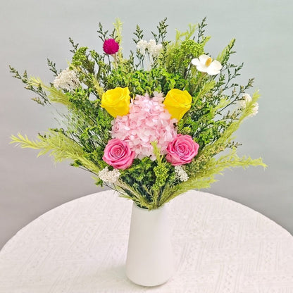 Lebhaftes gemischtes Blumenarrangement