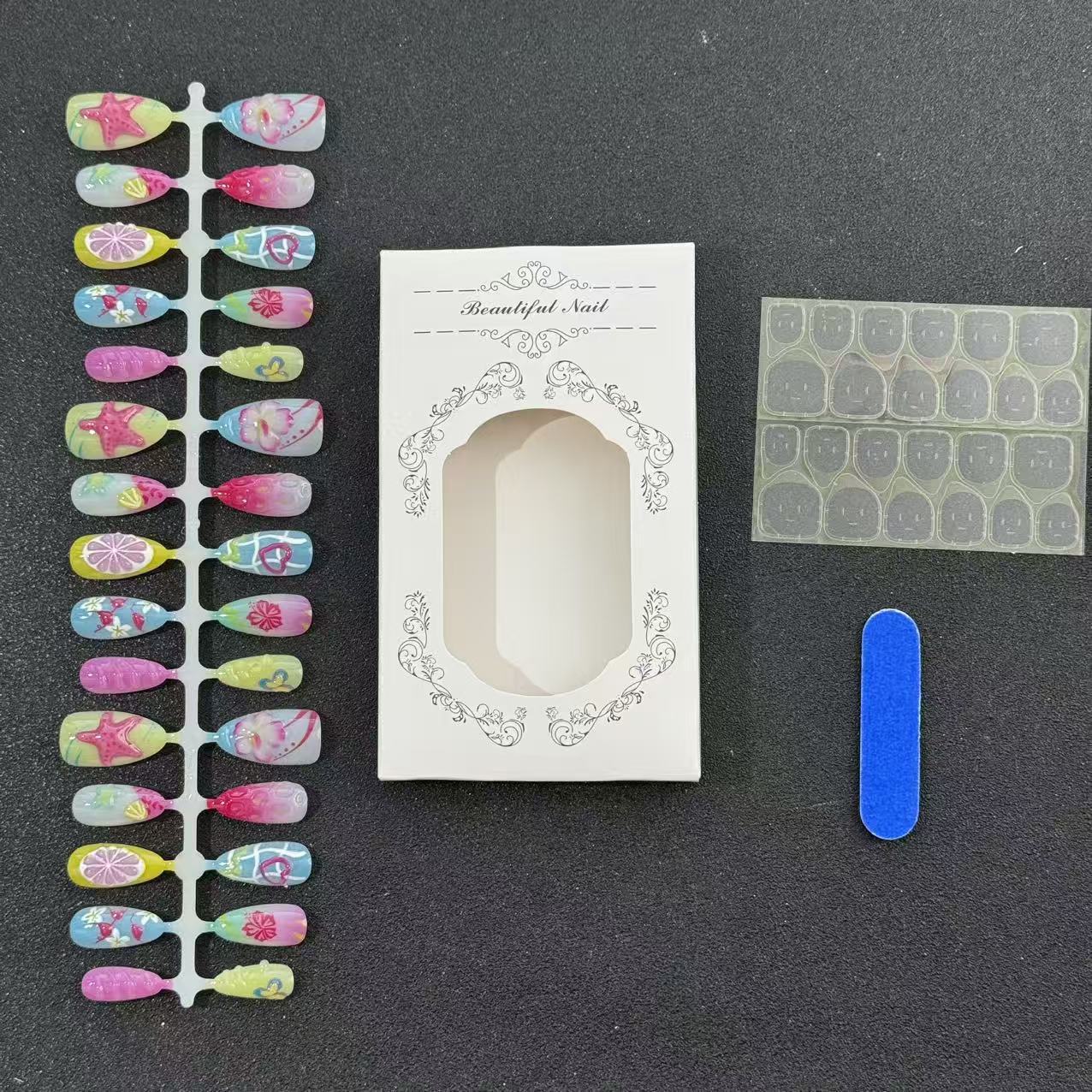 Künstlerisch thematisierte Press-On Nageltips Brehn