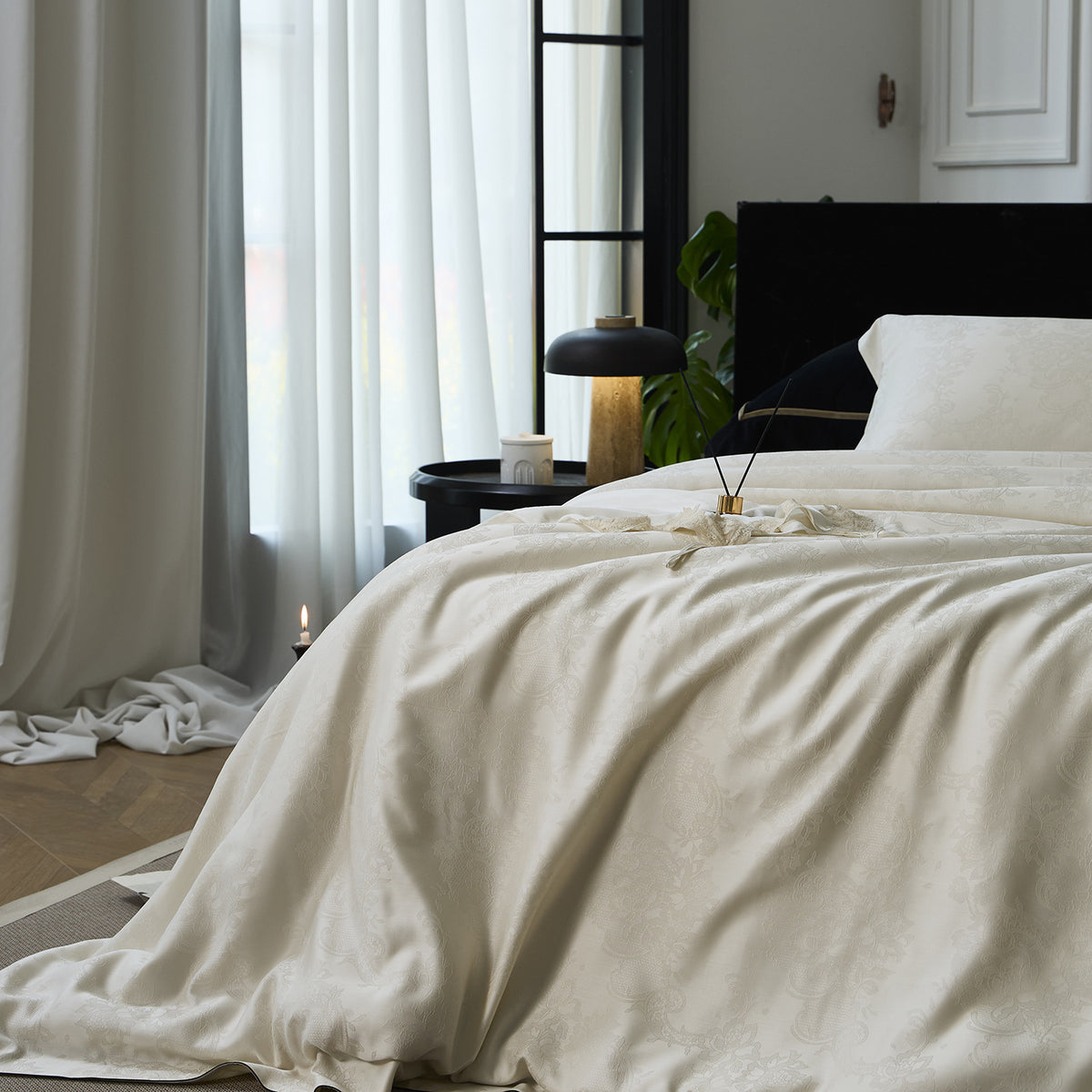 Luxuriöse Satin-Jacquard-Bettwäschegarnitur mit feiner Paspel