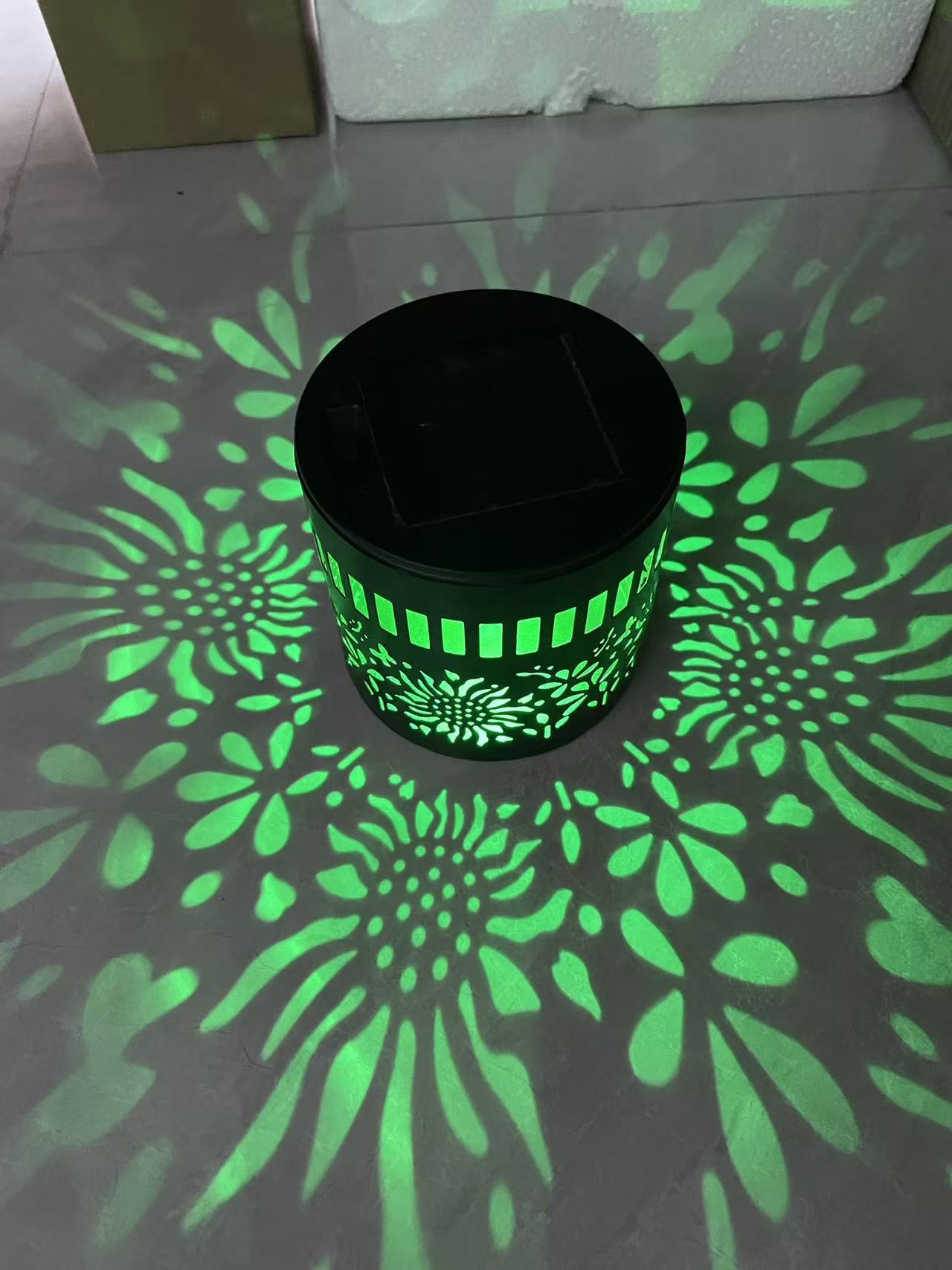 Solarprojektionsgartenlicht mit dekorativem Blumenmuster und Dämmerungs-zu-Dawn-Sensor Brehn