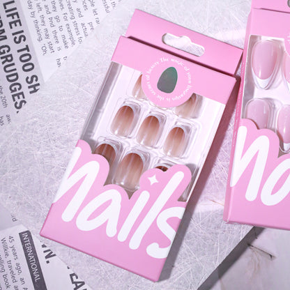Kunstvolle Maniküre mit elegantem French-Tip Brehn