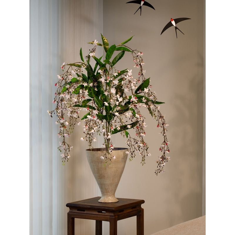 Lebensechte künstliche Blumenarrangement in dekorativem Topf