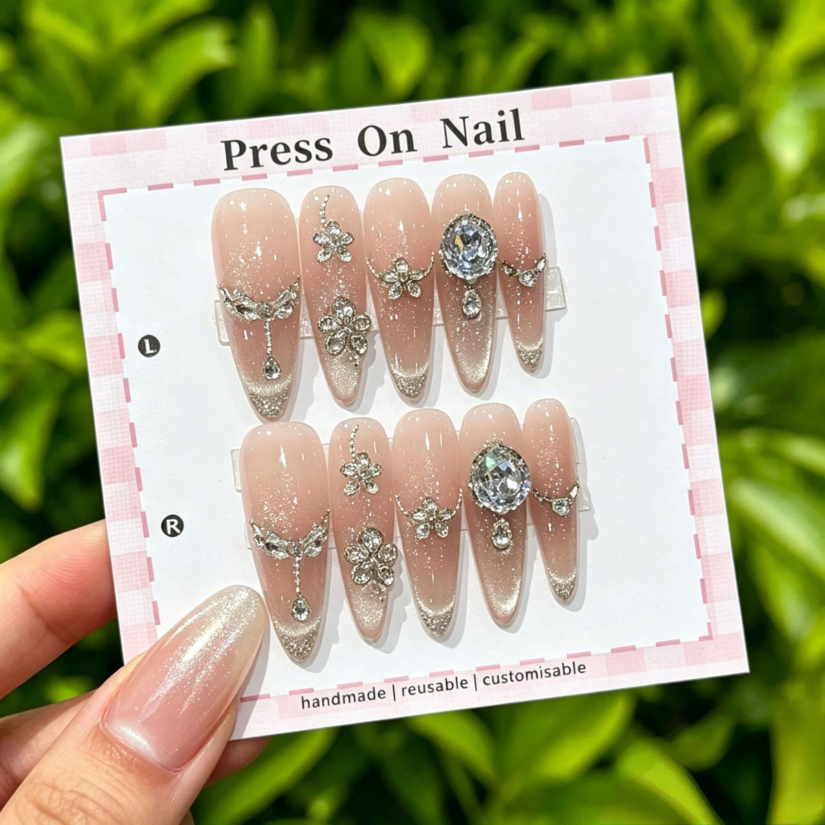 Künstlerisches Press-On Nail Art Set mit niedlichen Charakteren und Schleifenakzenten
