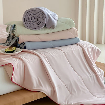 Elegantes Schlaftextil-Set aus Baumwollsatin mit Kontrastpaspel und leichter Stepndecke