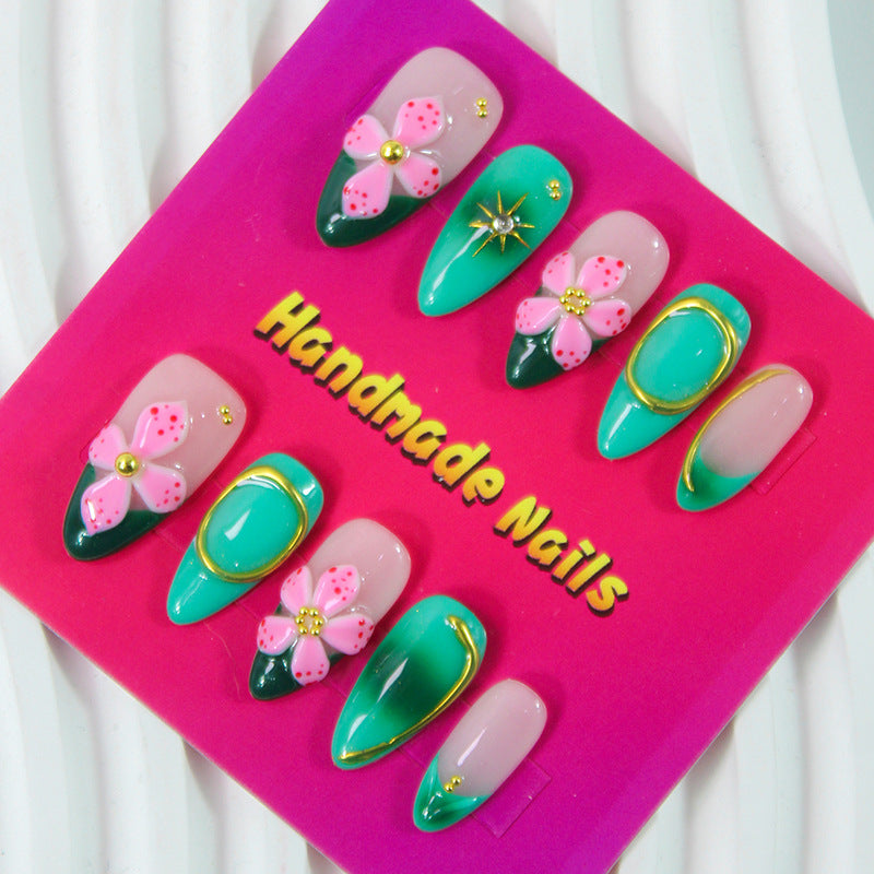 Künstliche Fingernägel mit floralen Akzenten und Glitzerverzierungen Brehn