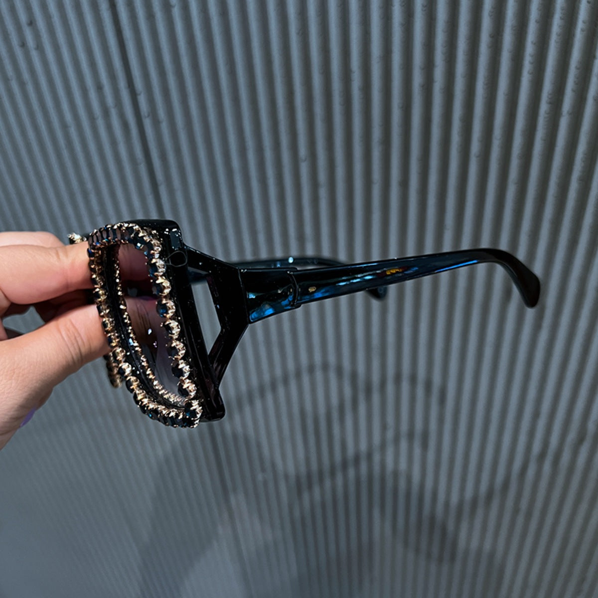 Damen glamouröse Quadro-Sonnenbrille mit strassverziertem Rahmen Brehn