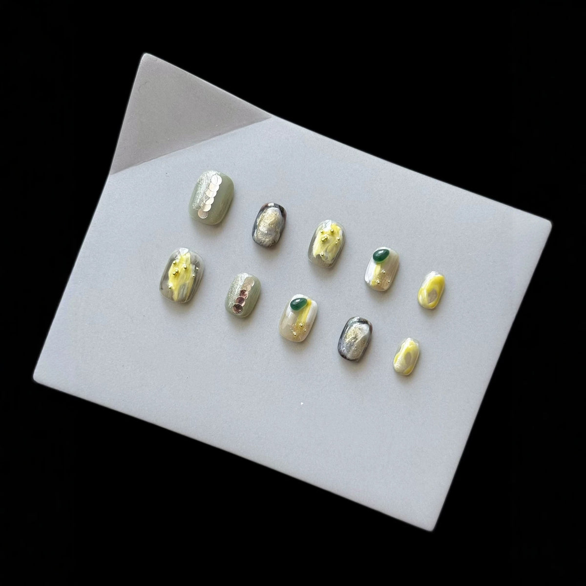 Künstlerisches Druck-Nagelset mit floralen und metallischen Akzenten