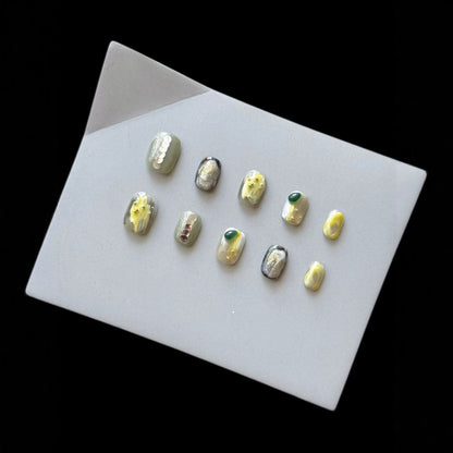 Künstlerisches Druck-Nagelset mit floralen und metallischen Akzenten