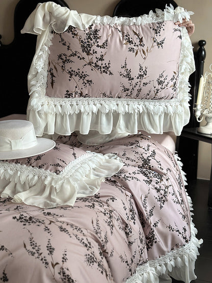 Satin-Bettgarnitur mit floraler Druckdecke, gestuftem Rüschenkissen & Spitzenbesatz