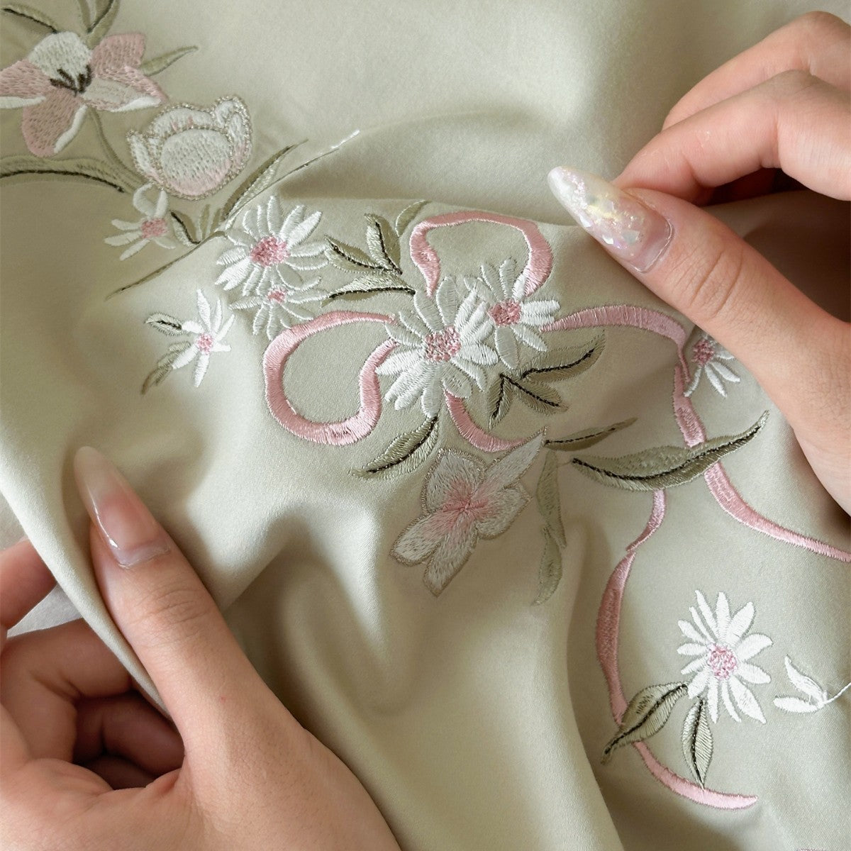 Elegantes Satin-Mischgewebe Besticktes Bettbezug-Set mit Falten-Akzent-Kissenbezügen