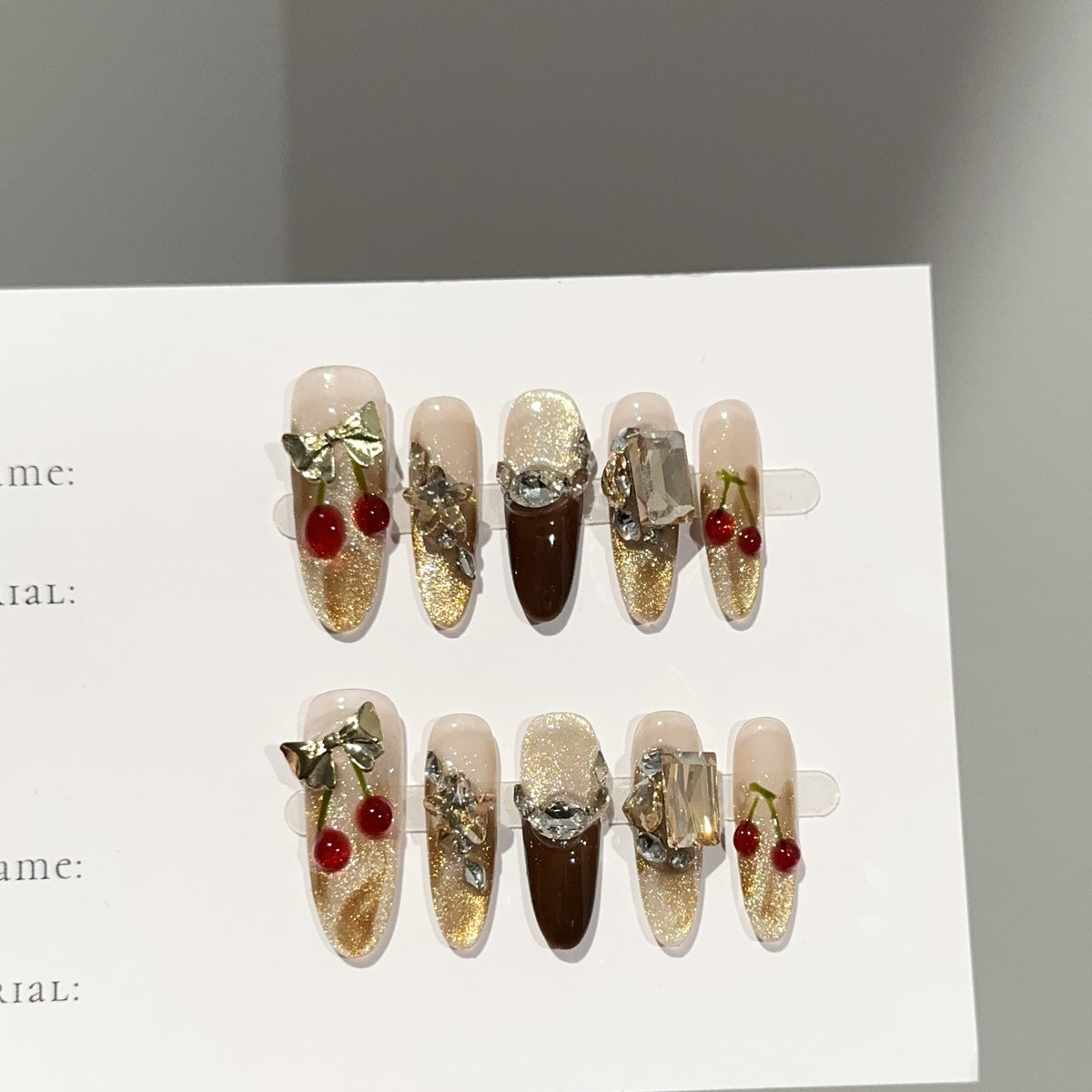 Dekorativer Glam Press-On Nagelset