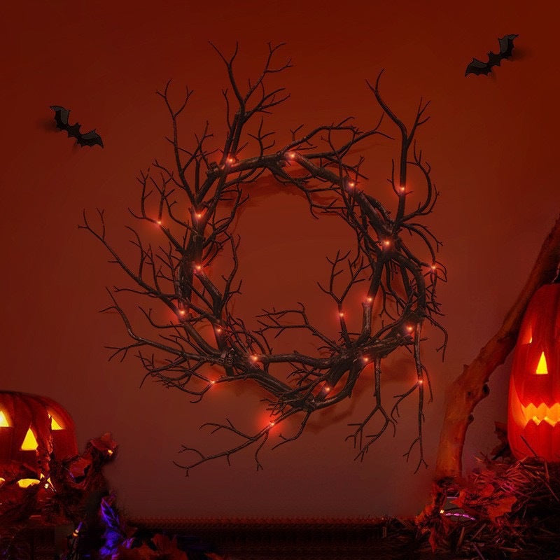 Halloween-Dekokranz aus künstlichen Zweigen mit natürlicher Astoptik