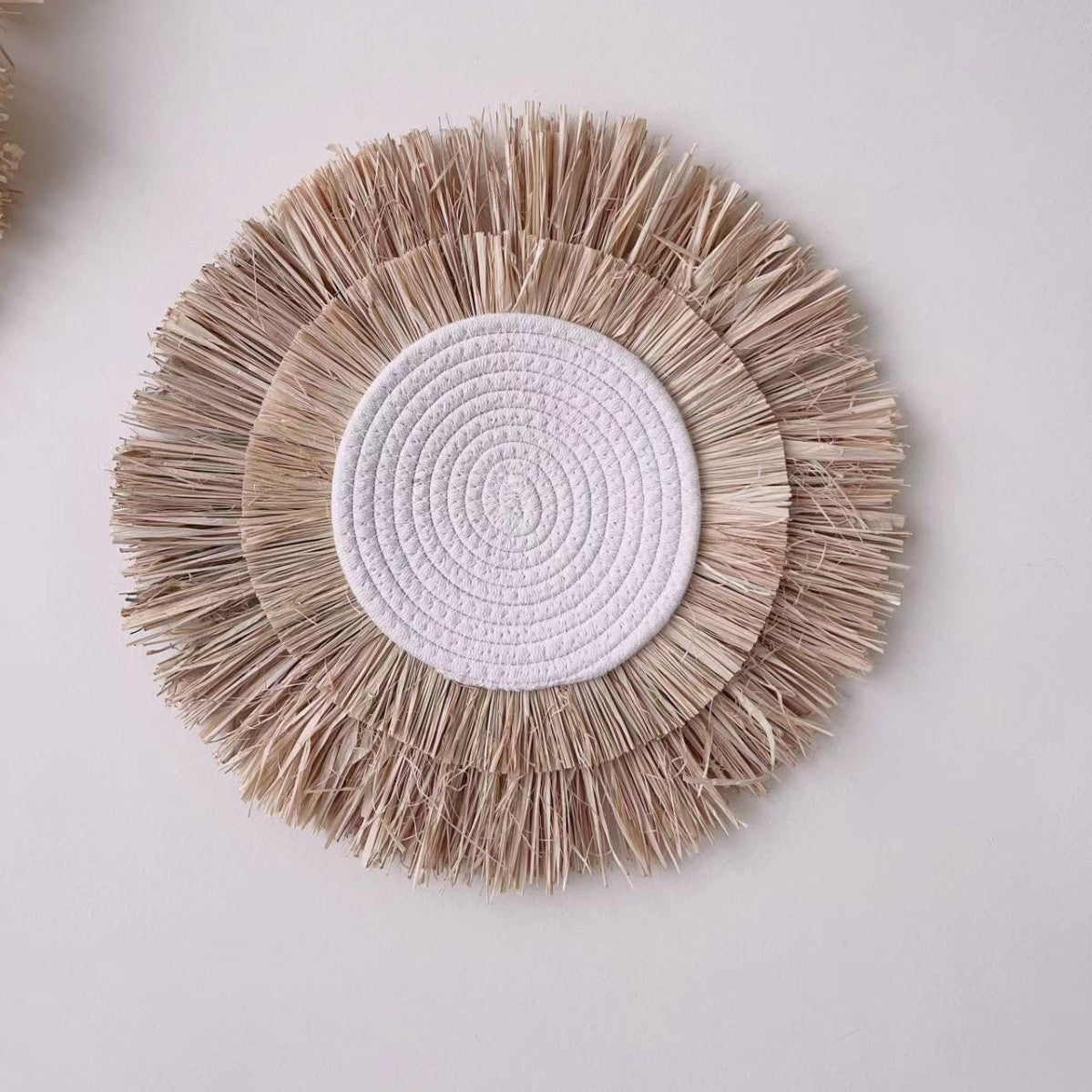 Dekorativer Wandschmuck mit Kunstfaser und Holzperlen Brehn