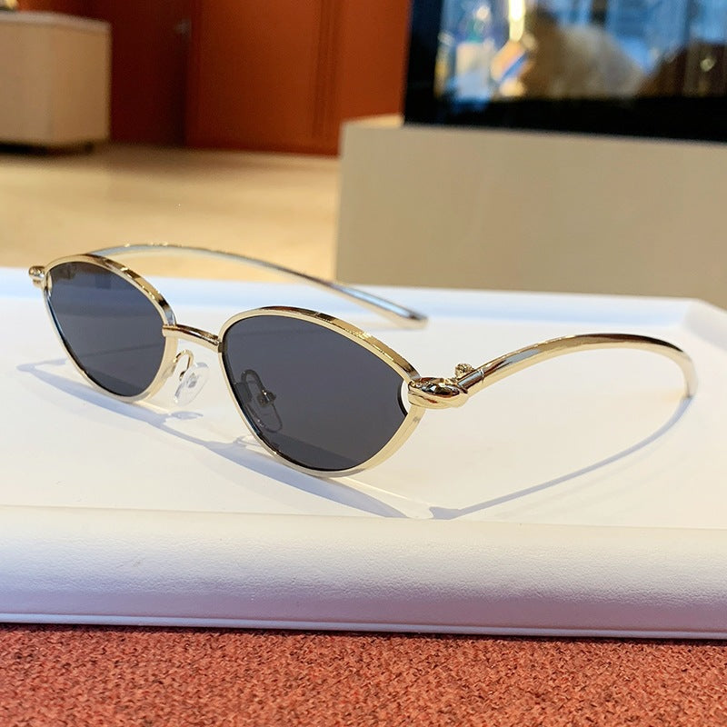 Damen Designer-Sonnenbrille mit elegantem Metallgestell und schützenden Gläsern Brehn