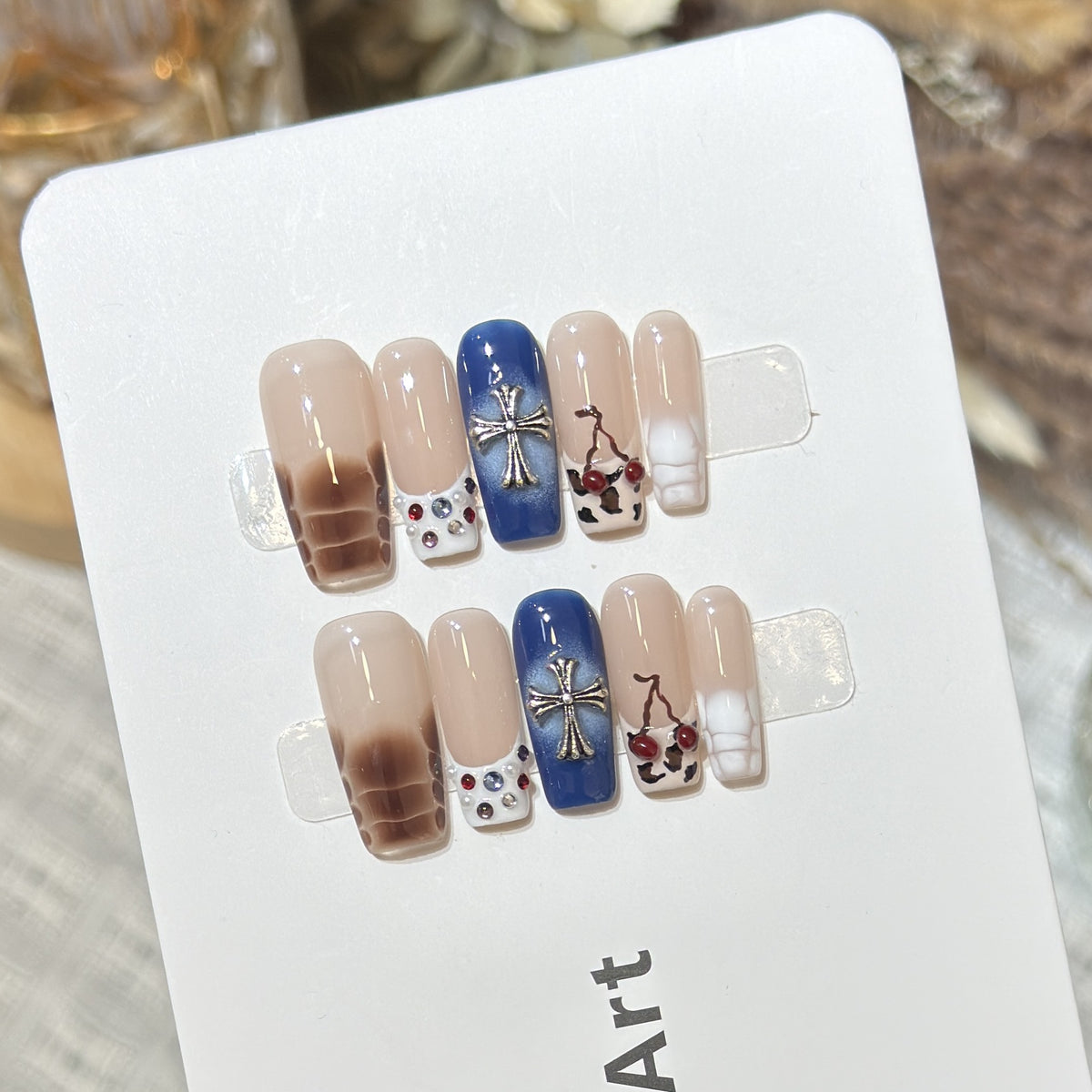 Dekoratives Press-On Nagelkunstset mit einzigartigen grafischen Designs Brehn