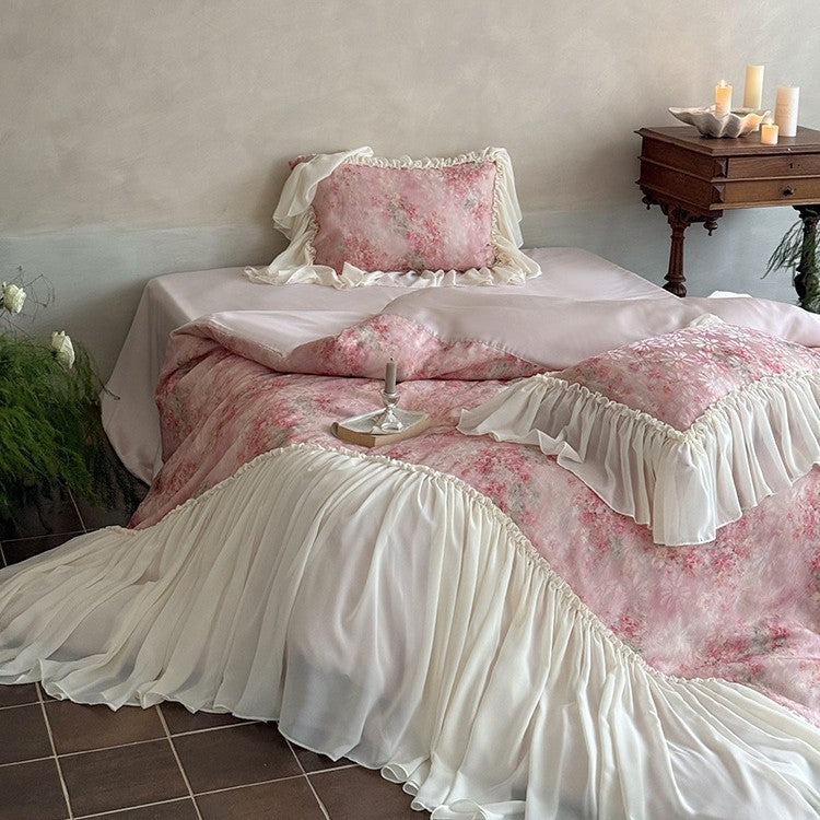 Romantische Satin-Bettwäschegarnitur mit floralem Aquarellprint und üppigem Chiffon-Volant