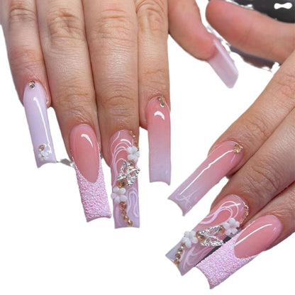 Elegante lange Acryl-Nagelverlängerungen mit dekorativen Akzenten