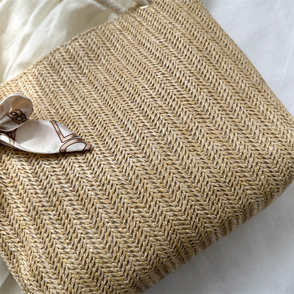 Geflochtene Strohtasche mit dekorativem Schal