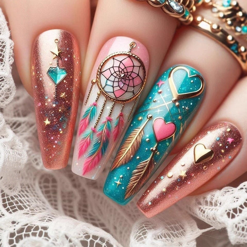 Kunstnagelset mit traumhaften 3D-Motiven und Glitzerakzenten Brehn