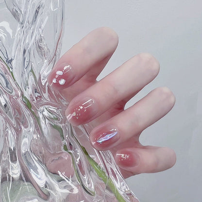 Kunstnägel mit zartem Glitzerdesign und floralem Akzent Brehn