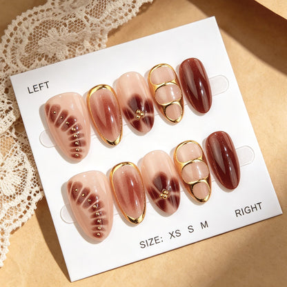 Dekoratives Press-On Nagelkunstset mit Goldfolie-Akzenten