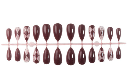 Kunstnagelset mit stilvollen geometrischen und eleganten Akzenten Brehn