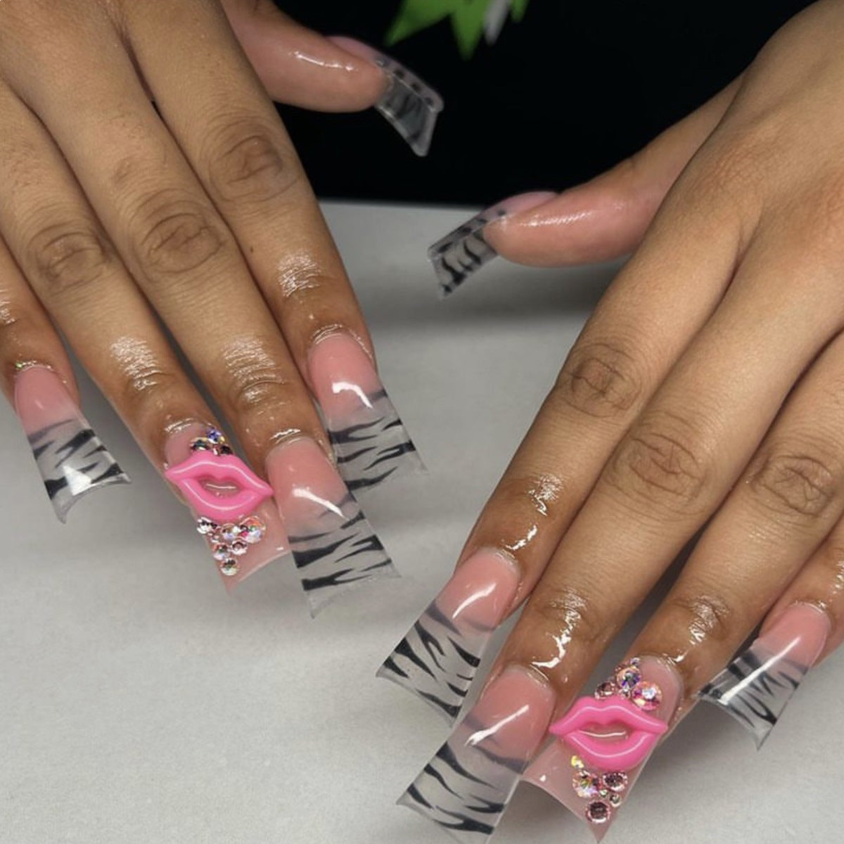 Kreatives Nagelset mit stylishen Mustern Brehn