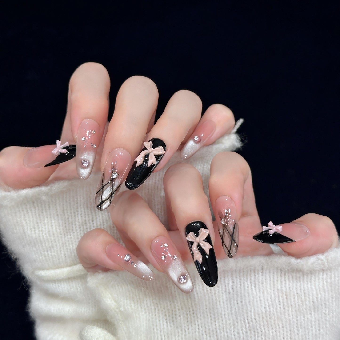 Künstliche Nagelspitzen mit Eleganten Schleifen und Glitzerdetails Brehn