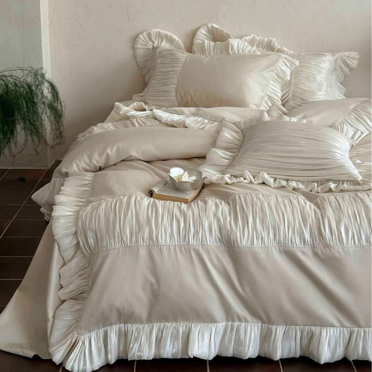 Romantisches Satin-Bettwäsche-Set mit Rüschen und plissierten Einsätzen