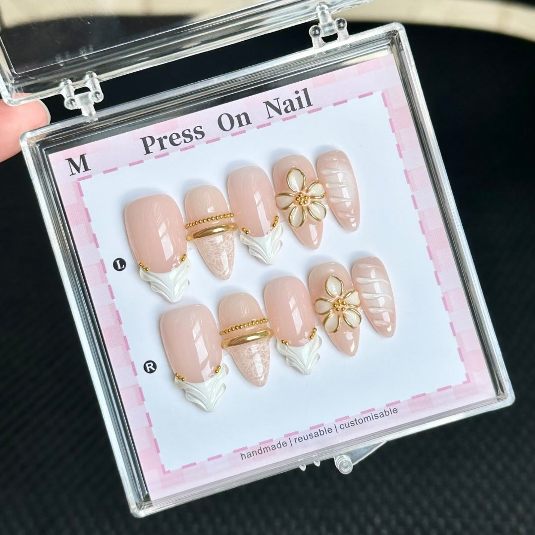 Dekoratives Handgefertigtes Press-On Nagelkunstset mit von Strand inspirierten Designs