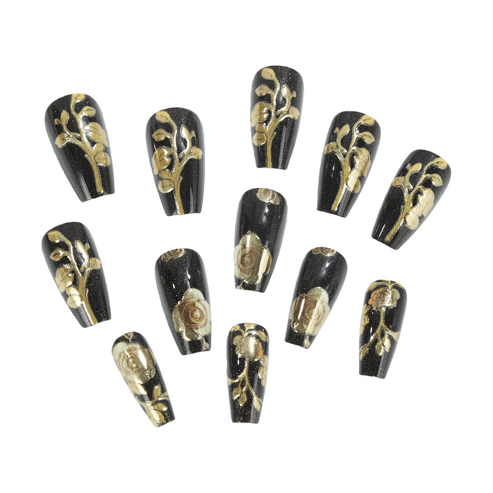 Kunstvolle Nagelspitzen mit floralen Akzenten Brehn