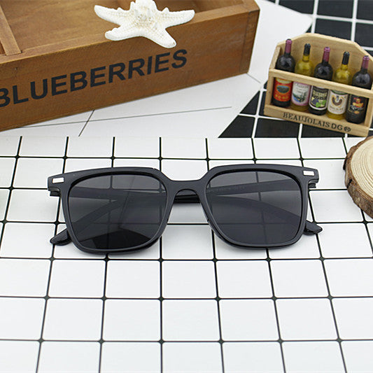 Damen moderne quadratische Sonnenbrille mit minimalistischer Rahmenstruktur Brehn