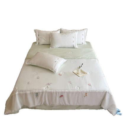 Satin-Bettüberwurf mit floraler Stickerei und feiner Spitzenborte