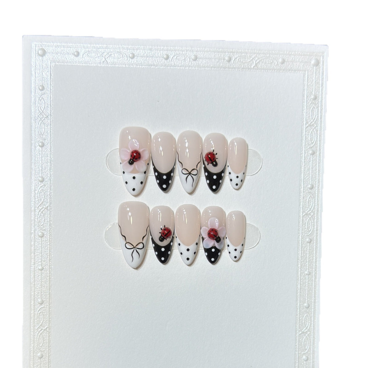 Künstlerisches Stiletto Press-On Nail Set mit floralen und Insektenmustern Brehn