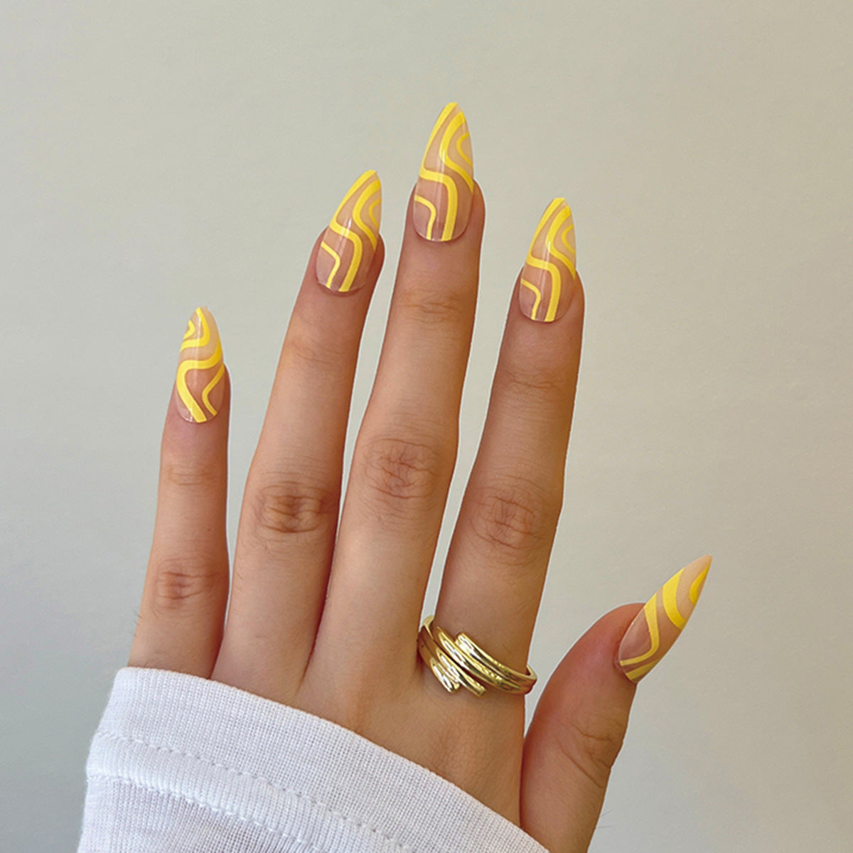 Kunstvolle Nagelverlängerungen mit elegantem Blattmuster Brehn