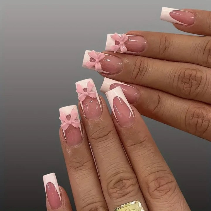 Kunstnagelset mit filigranen Schleifenverzierungen Brehn