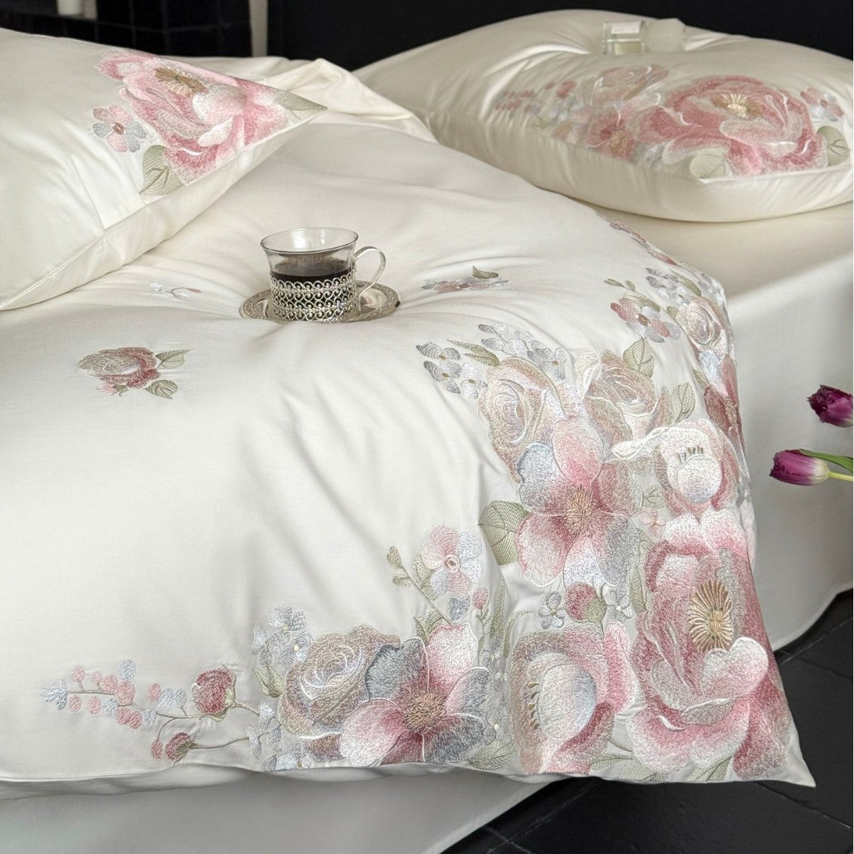 Besticktes Satin-Bettwäsche-Set mit floraler Relief-Stickerei und seidigem Finish Brehn